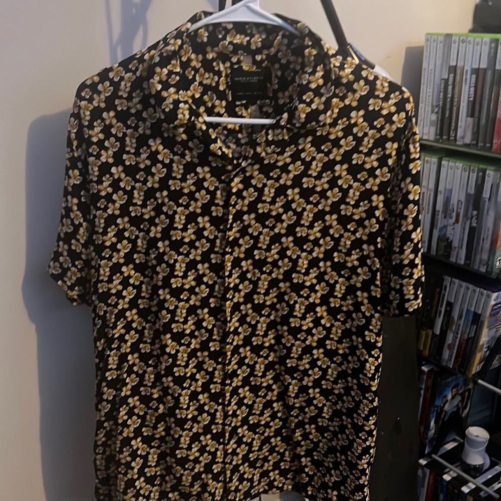 Denim & Flower yellow/gold flower and black shirt